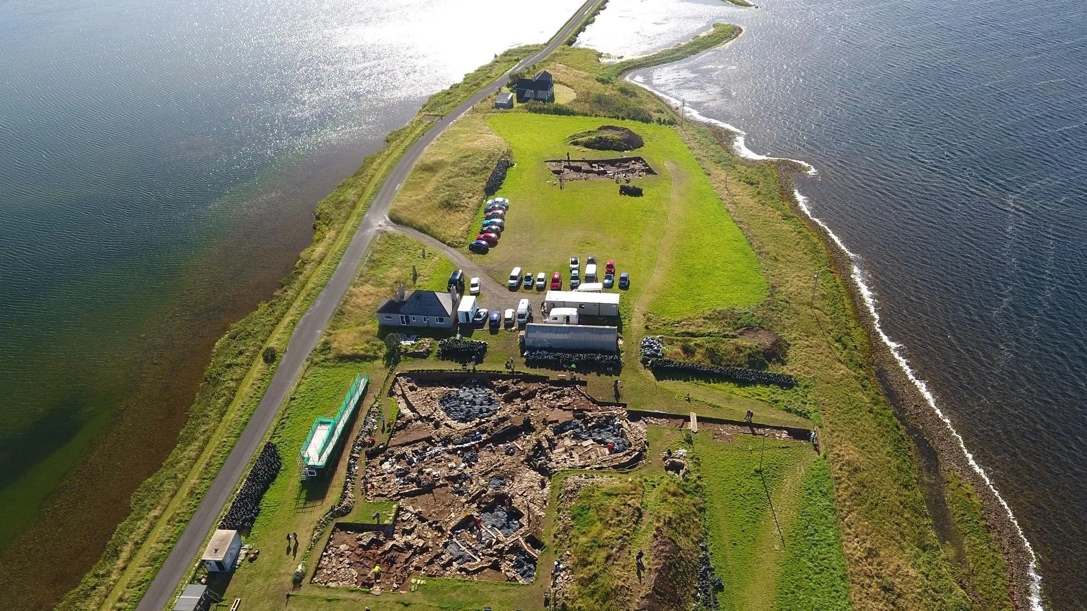 Reconstrucție digitală 3D a sitului Ness of Brodgar cu structuri neolitice și evidențierea anomaliilor descoperite prin scanări 3D în arheologia neolitică | sursa foto: Historia Reconstrucție digitală 3D a sitului Ness of Brodgar cu structuri neolitice și evidențierea anomaliilor descoperite prin scanări 3D în arheologia neolitică | sursa foto: Historia