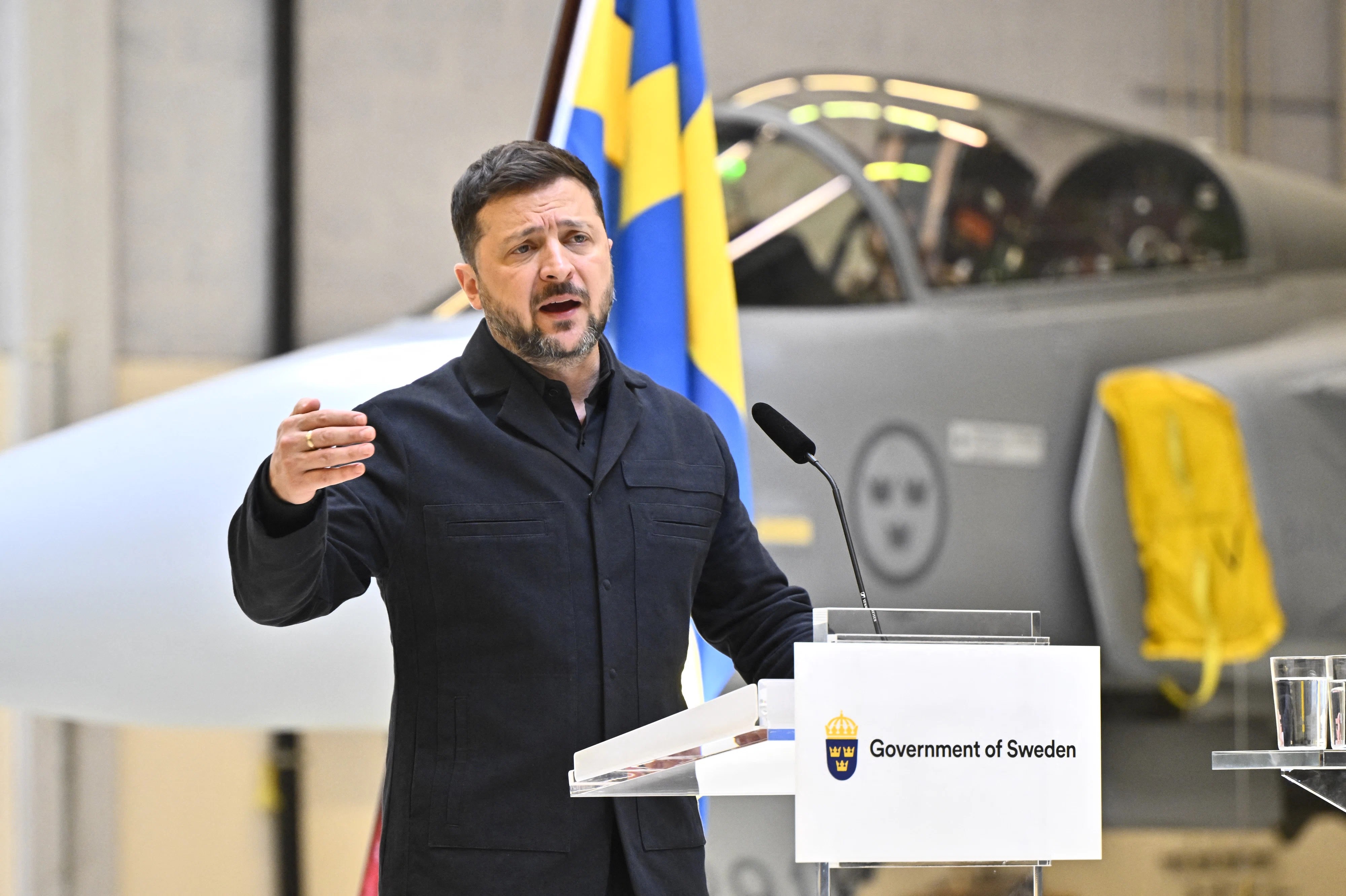 Volodimir Zelenski vorbind la conferință de presă despre sancțiuni UE oligarhilor ruși și blocajul creat de Slovacia sancțiuni în prelungirea măsurilor. | sursa foto: Adevarul Volodimir Zelenski vorbind la conferință de presă despre sancțiuni UE oligarhilor ruși și blocajul creat de Slovacia sancțiuni în prelungirea măsurilor. | sursa foto: Adevarul