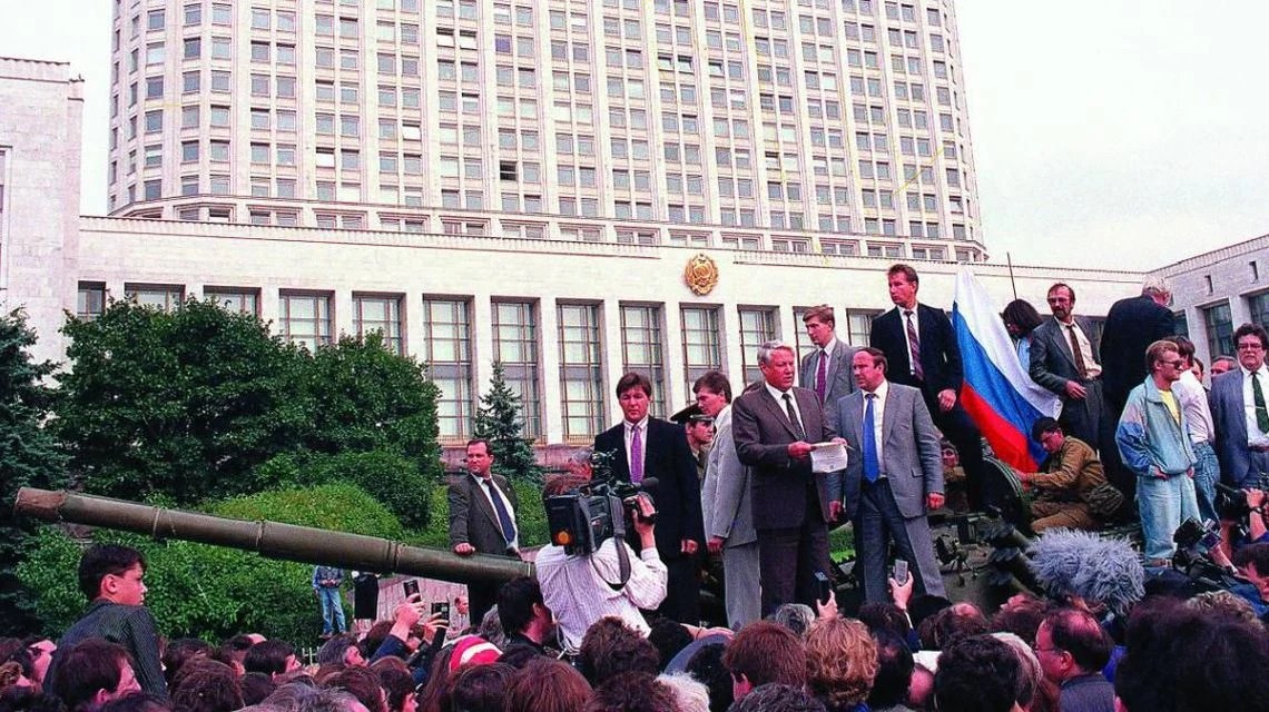 Boris Elțin pe un tanc în stradă la Moscova în timpul puciului de la Moscova din 1991 împotriva lui Mihail Gorbaciov și destrămarea URSS. | sursa foto: Adevarul Boris Elțin pe un tanc în stradă la Moscova în timpul puciului de la Moscova din 1991 împotriva lui Mihail Gorbaciov și destrămarea URSS. | sursa foto: Adevarul