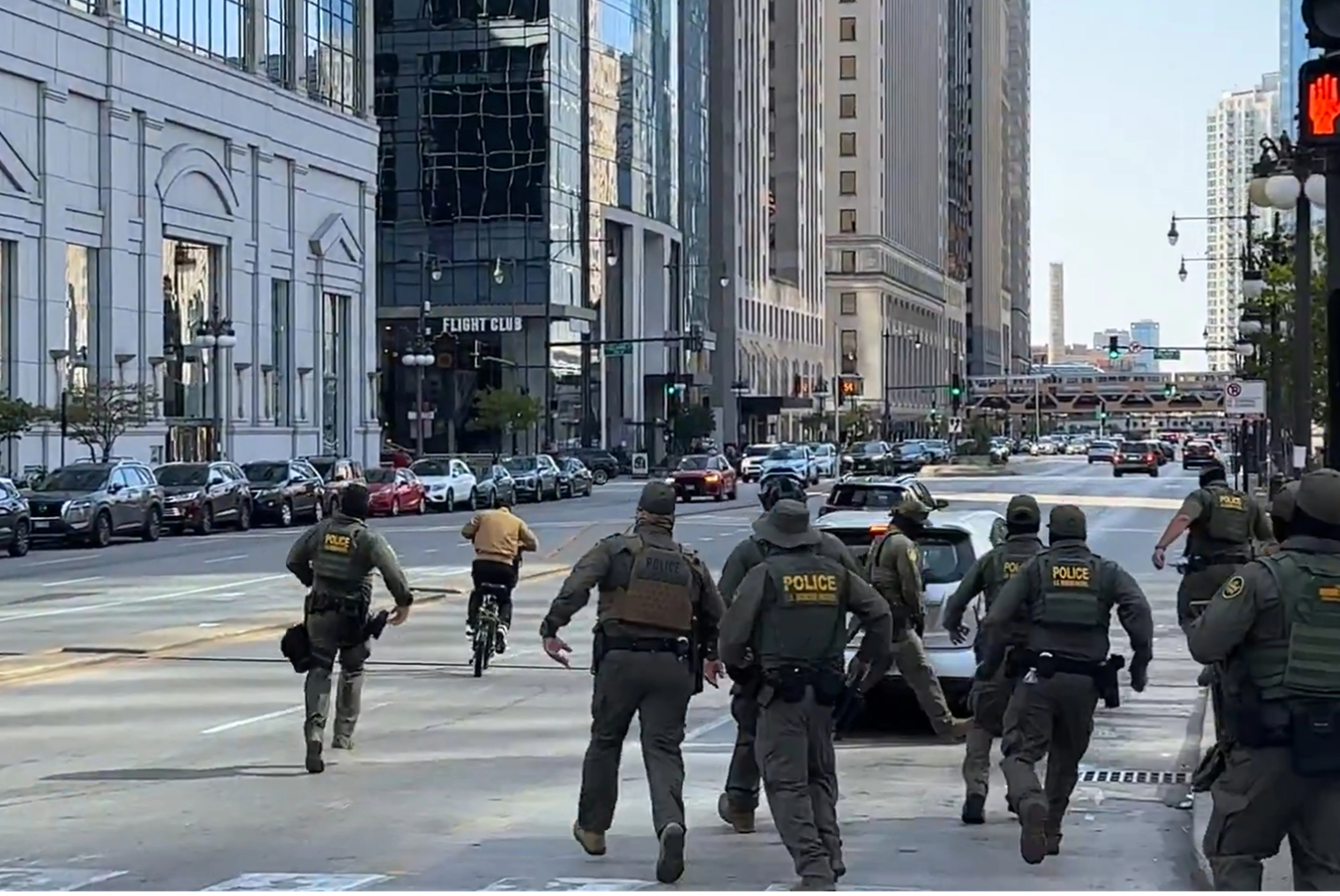 Agenți ICE în echipament tactil forțează intrarea într-o locuință folosind mandate administrative imigrație, încălcând Al Patrulea Amendament. | sursa foto: Adevarul Agenți ICE în echipament tactil forțează intrarea într-o locuință folosind mandate administrative imigrație, încălcând Al Patrulea Amendament. | sursa foto: Adevarul