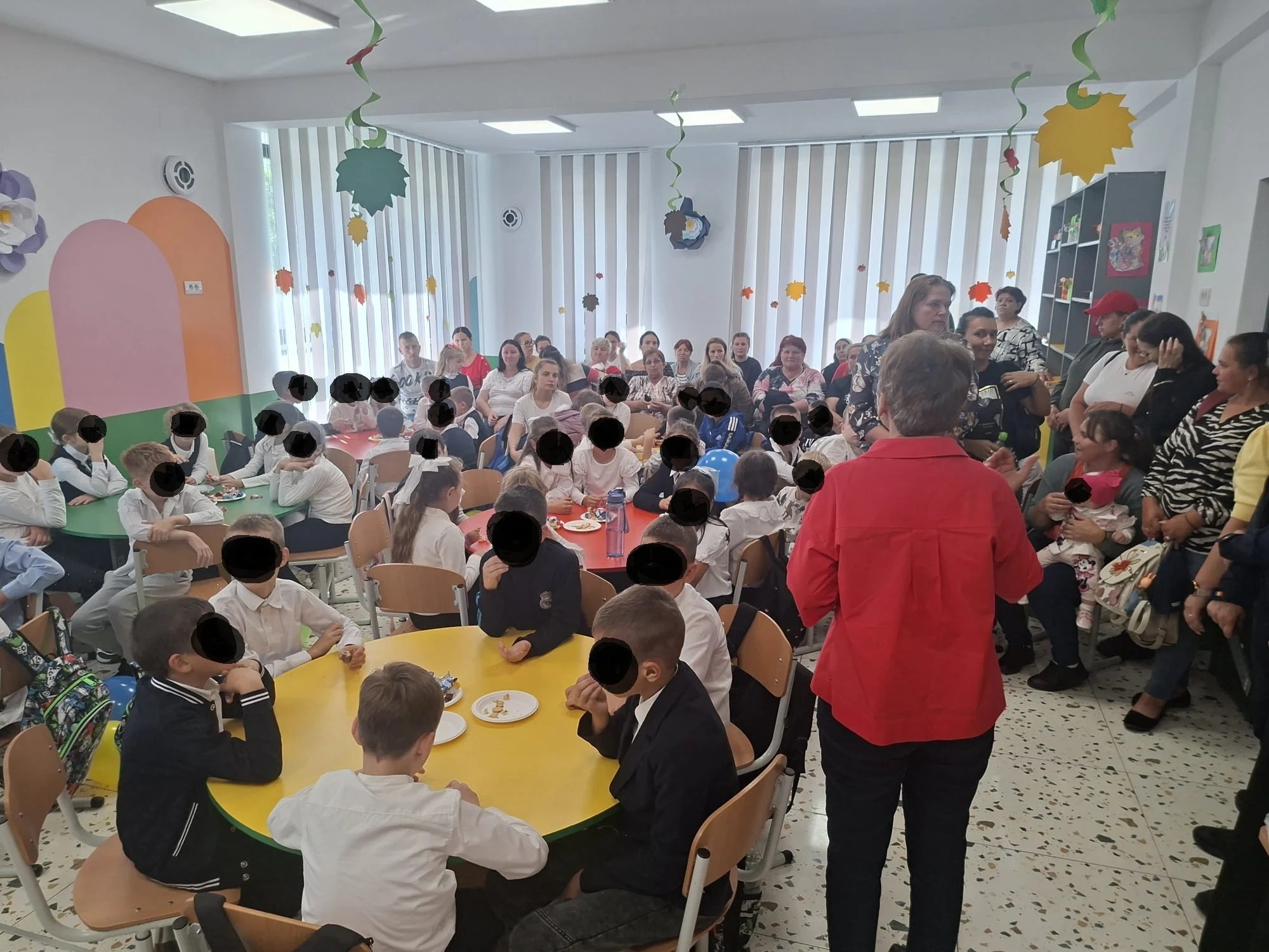 Copii și părinți participând la activități educaționale în centrul de zi din Botoșani, parte din proiect prevenire separare copii, reintegrare familie, fonduri europene copii. | sursa foto: Adevarul Copii și părinți participând la activități educaționale în centrul de zi din Botoșani, parte din proiect prevenire separare copii, reintegrare familie, fonduri europene copii. | sursa foto: Adevarul