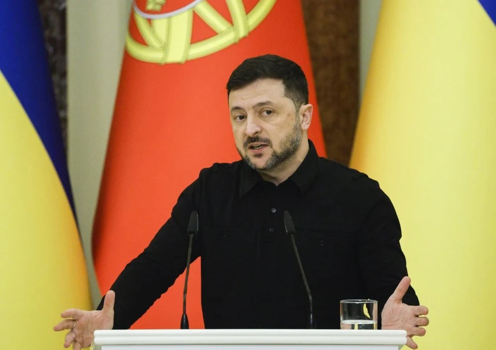 Volodimir Zelenski semnând foaia de parcurs Ucraina SUA pentru fonduri reconstrucție și cooperare economică pe termen lung | sursa foto: Adevarul Volodimir Zelenski semnând foaia de parcurs Ucraina SUA pentru fonduri reconstrucție și cooperare economică pe termen lung | sursa foto: Adevarul