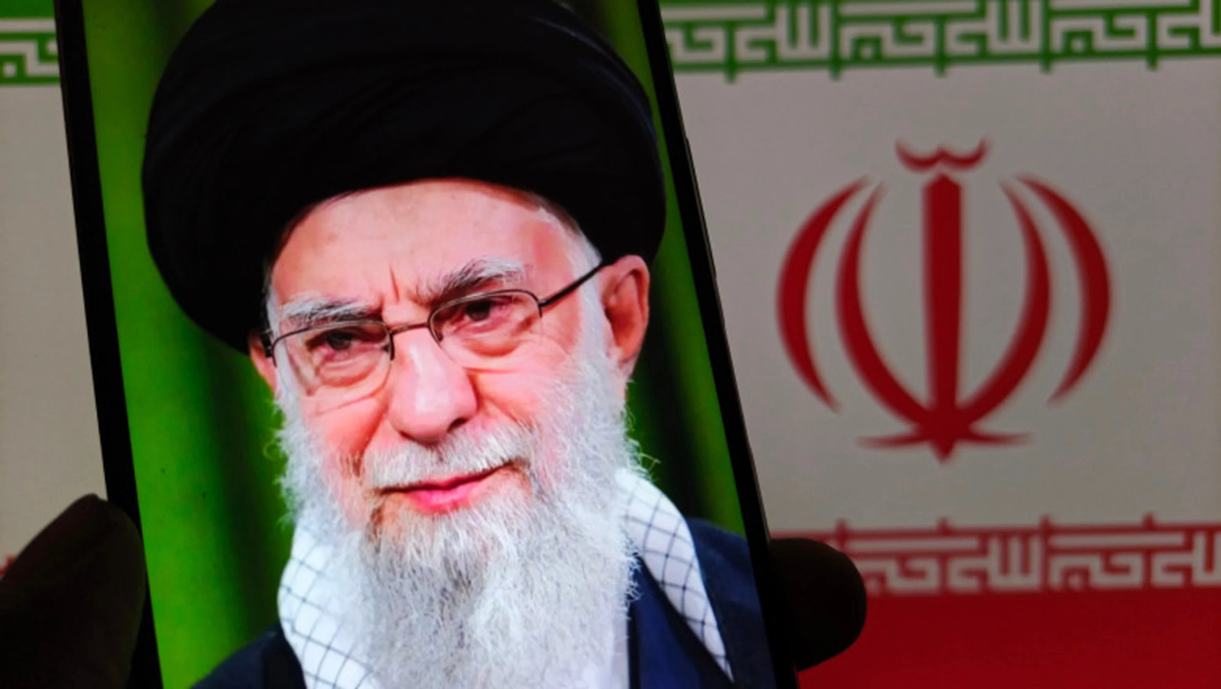 Mii de manifestanți îmbrăcați în negru în piața Enghelab din Teheran, purtând portrete ale lui Ali Khamenei în timpul manifestațiilor după moartea Ali Khamenei și atacuri represalii Iran. | sursa foto: Adevarul Mii de manifestanți îmbrăcați în negru în piața Enghelab din Teheran, purtând portrete ale lui Ali Khamenei în timpul manifestațiilor după moartea Ali Khamenei și atacuri represalii Iran. | sursa foto: Adevarul