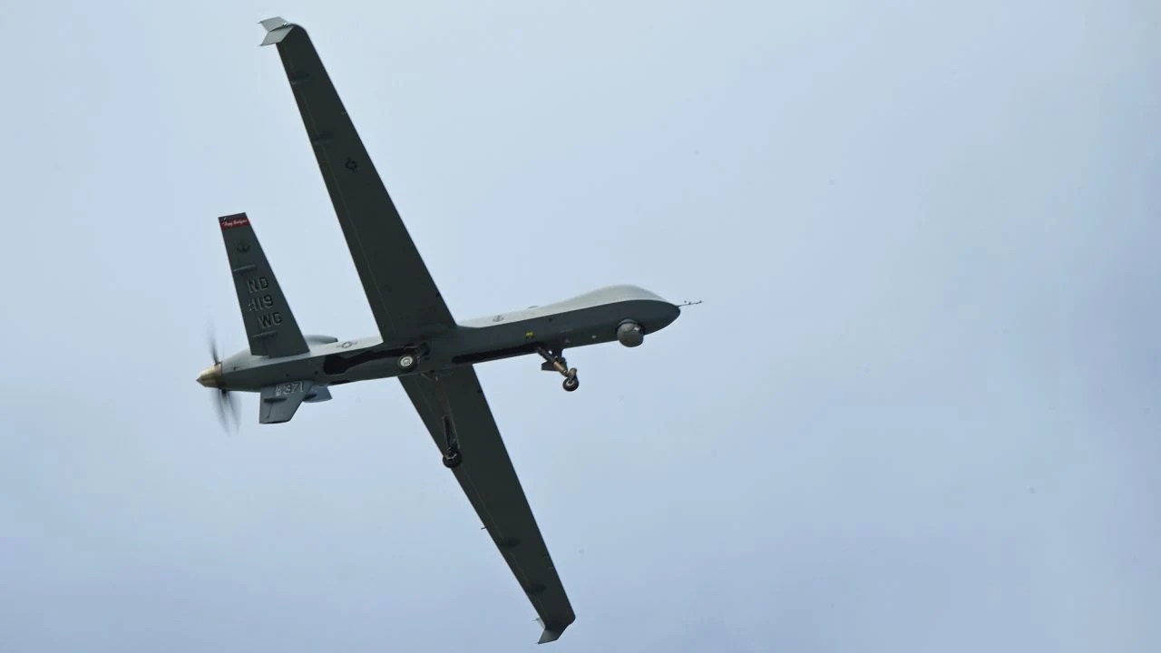 Avion F-18 spaniol interceptând o dronă doborâtă în spațiul aerian România, lângă Galați între Băleni și Cudalbi, în misiune de poliție aeriană. | sursa foto: Adevarul Avion F-18 spaniol interceptând o dronă doborâtă în spațiul aerian România, lângă Galați între Băleni și Cudalbi, în misiune de poliție aeriană. | sursa foto: Adevarul