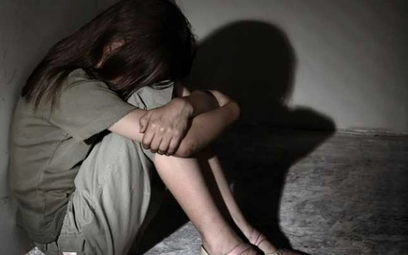 Doi bărbați reținuți în arest preventiv pentru viol copii și corupere sexuală minori, în fața sediului poliției din Satu Mare. | sursa foto: Adevarul Doi bărbați reținuți în arest preventiv pentru viol copii și corupere sexuală minori, în fața sediului poliției din Satu Mare. | sursa foto: Adevarul