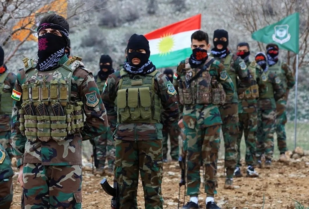 Forțe iraniene înarmate în teren montan în timpul confruntărilor cu mișcarea separatistă kurdă în conflictul kurd Iran din vestul țării. | sursa foto: Adevarul Forțe iraniene înarmate în teren montan în timpul confruntărilor cu mișcarea separatistă kurdă în conflictul kurd Iran din vestul țării. | sursa foto: Adevarul