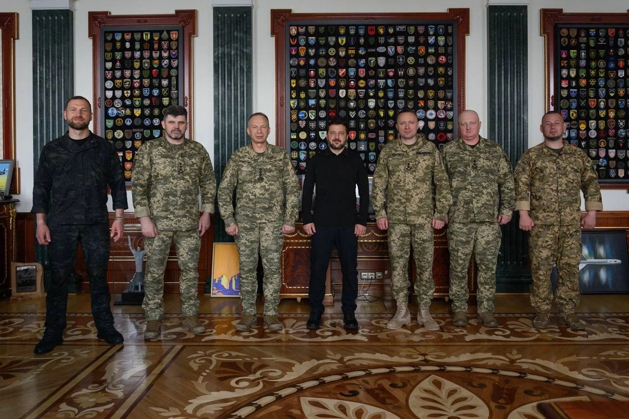 Conducerea militară ucraineană în uniformă discutând strategii cu oficiali civili în contextul războiului din Ucraina și controlului civil asupra armatei | sursa foto: Adevarul Conducerea militară ucraineană în uniformă discutând strategii cu oficiali civili în contextul războiului din Ucraina și controlului civil asupra armatei | sursa foto: Adevarul