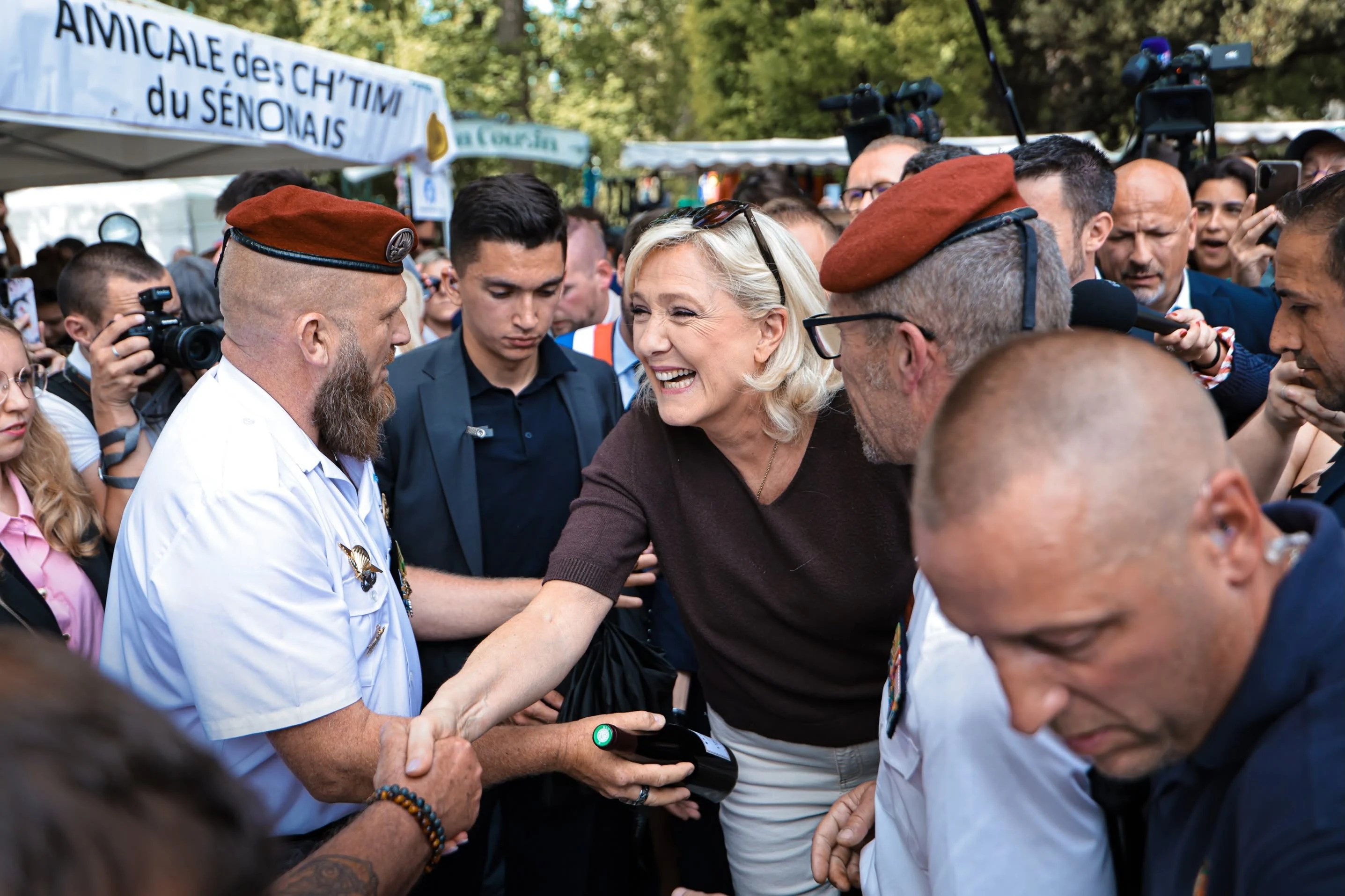 Marine Le Pen la o conferință de presă după condamnare, alături de Jordan Bardella, discutând alegerile prezidențiale Franța 2027. | sursa foto: Adevarul Marine Le Pen la o conferință de presă după condamnare, alături de Jordan Bardella, discutând alegerile prezidențiale Franța 2027. | sursa foto: Adevarul