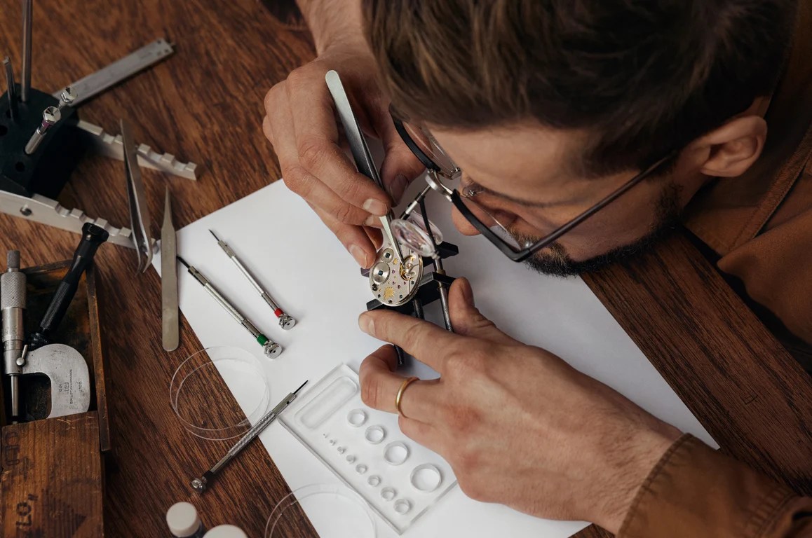 Ceasuri din metal tanc T-90 din colecția Ctrl Z expuse pe suport, simbol al sprijinului umanitar Ucraina prin donații The Rebuild Watch Company. | sursa foto: Adevarul Ceasuri din metal tanc T-90 din colecția Ctrl Z expuse pe suport, simbol al sprijinului umanitar Ucraina prin donații The Rebuild Watch Company. | sursa foto: Adevarul