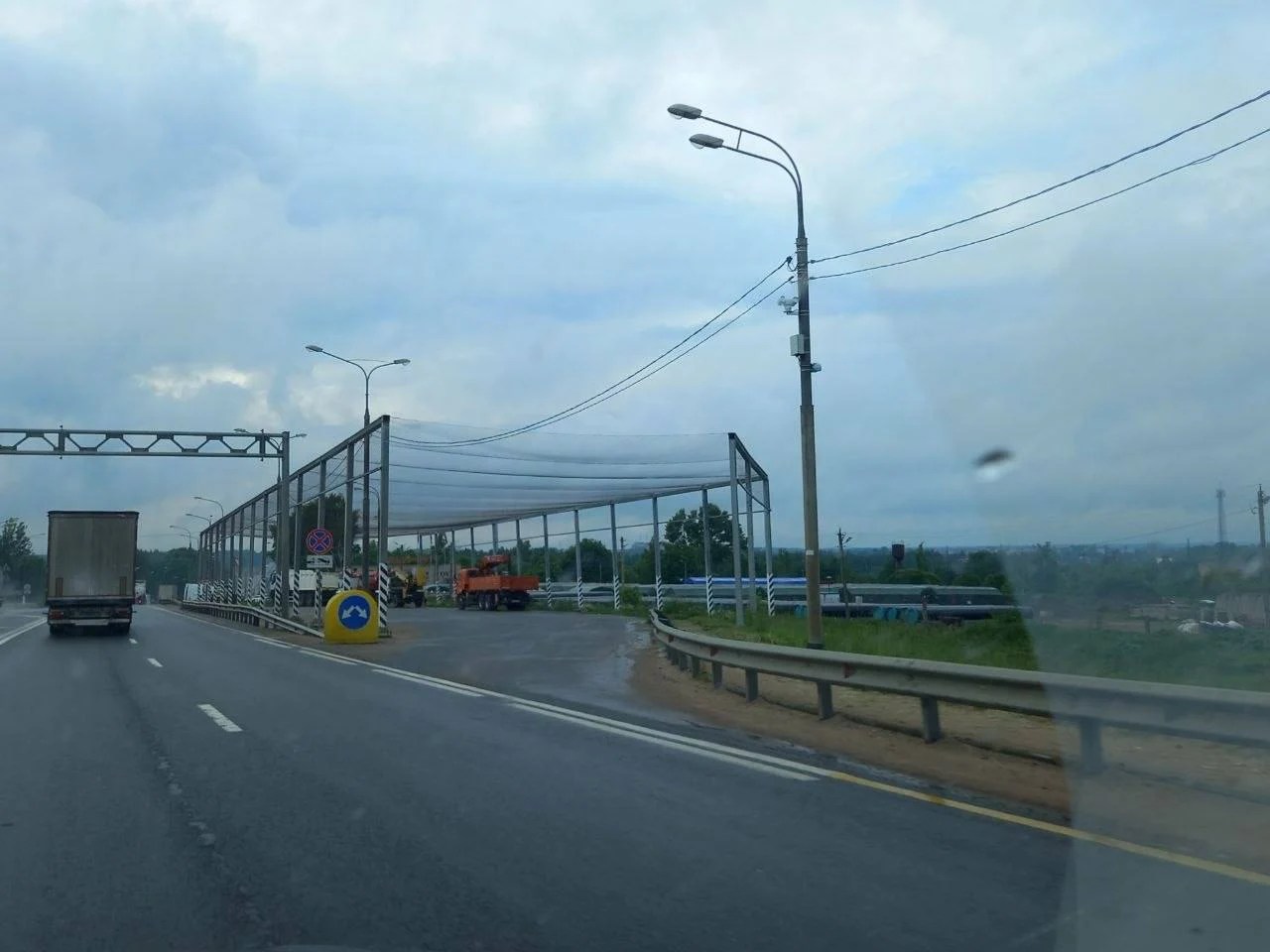 Plase antidrone Valdai instalate deasupra parcărilor pentru TIR-uri pe autostrada din apropierea reședinței lui Putin, pentru securitate sporită împotriva amenințărilor drone. | sursa foto: Adevarul Plase antidrone Valdai instalate deasupra parcărilor pentru TIR-uri pe autostrada din apropierea reședinței lui Putin, pentru securitate sporită împotriva amenințărilor drone. | sursa foto: Adevarul