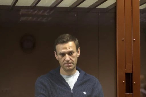 Portret al lui Alexei Navalnîi în fața unei hărți a Rusiei, ilustrând acuzațiile Kremlinului privind otrăvirea cu epibatidină. | sursa foto: Adevarul Portret al lui Alexei Navalnîi în fața unei hărți a Rusiei, ilustrând acuzațiile Kremlinului privind otrăvirea cu epibatidină. | sursa foto: Adevarul