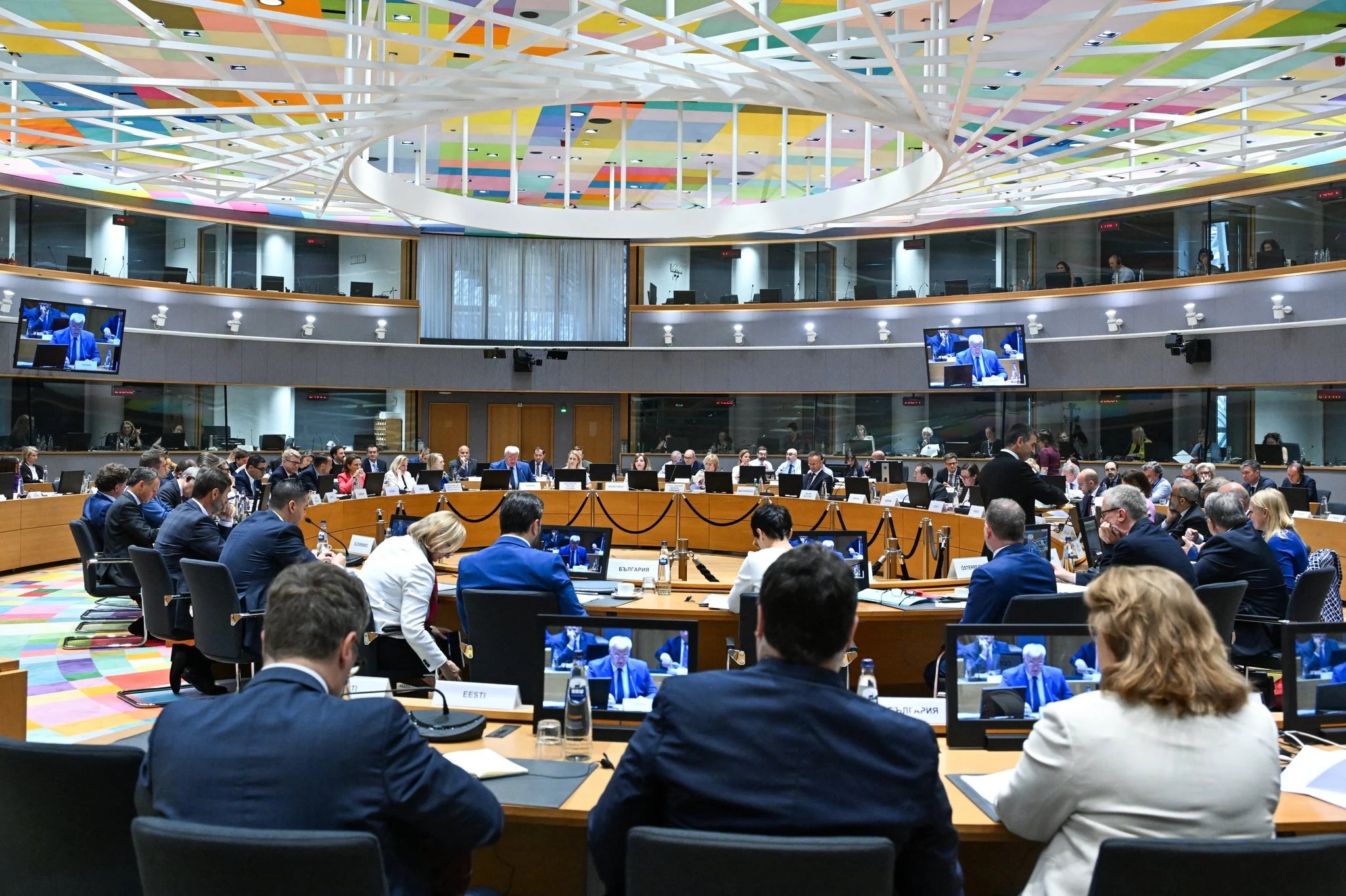Lideri europeni reuniți la Bruxelles discutând planul de extindere UE și autonomia strategică a Uniunii Europene în context geopolitic tensionat | sursa foto: Adevarul Lideri europeni reuniți la Bruxelles discutând planul de extindere UE și autonomia strategică a Uniunii Europene în context geopolitic tensionat | sursa foto: Adevarul