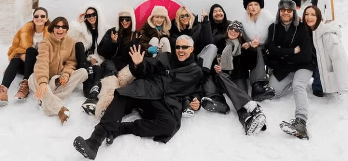 Elite ruse în Alpi participând la petreceri de lux în stațiunea Courchevel, în timp ce reacții în Rusia critică ostentația și privilegiile. | sursa foto: Adevarul Elite ruse în Alpi participând la petreceri de lux în stațiunea Courchevel, în timp ce reacții în Rusia critică ostentația și privilegiile. | sursa foto: Adevarul