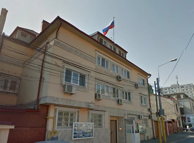 Clădirea Consulatului rus din Constanța cu steagul României în față, simbolizând închiderea Consulatului rus după atacul cu dronă și tensiunile din relațiile româno-ruse. | sursa foto: Adevarul Clădirea Consulatului rus din Constanța cu steagul României în față, simbolizând închiderea Consulatului rus după atacul cu dronă și tensiunile din relațiile româno-ruse. | sursa foto: Adevarul