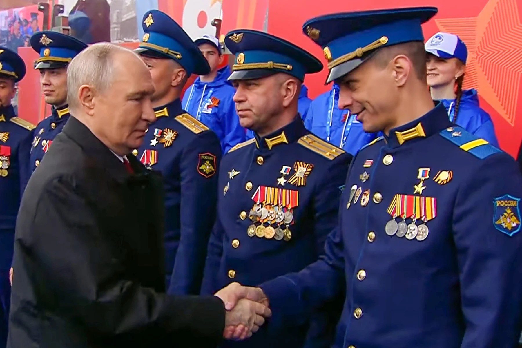 Vladimir Putin ținând discurs la parada militară din Piața Roșie, în contextul războiului Ucraina și al Zilei Victoriei | sursa foto: Adevarul Vladimir Putin ținând discurs la parada militară din Piața Roșie, în contextul războiului Ucraina și al Zilei Victoriei | sursa foto: Adevarul
