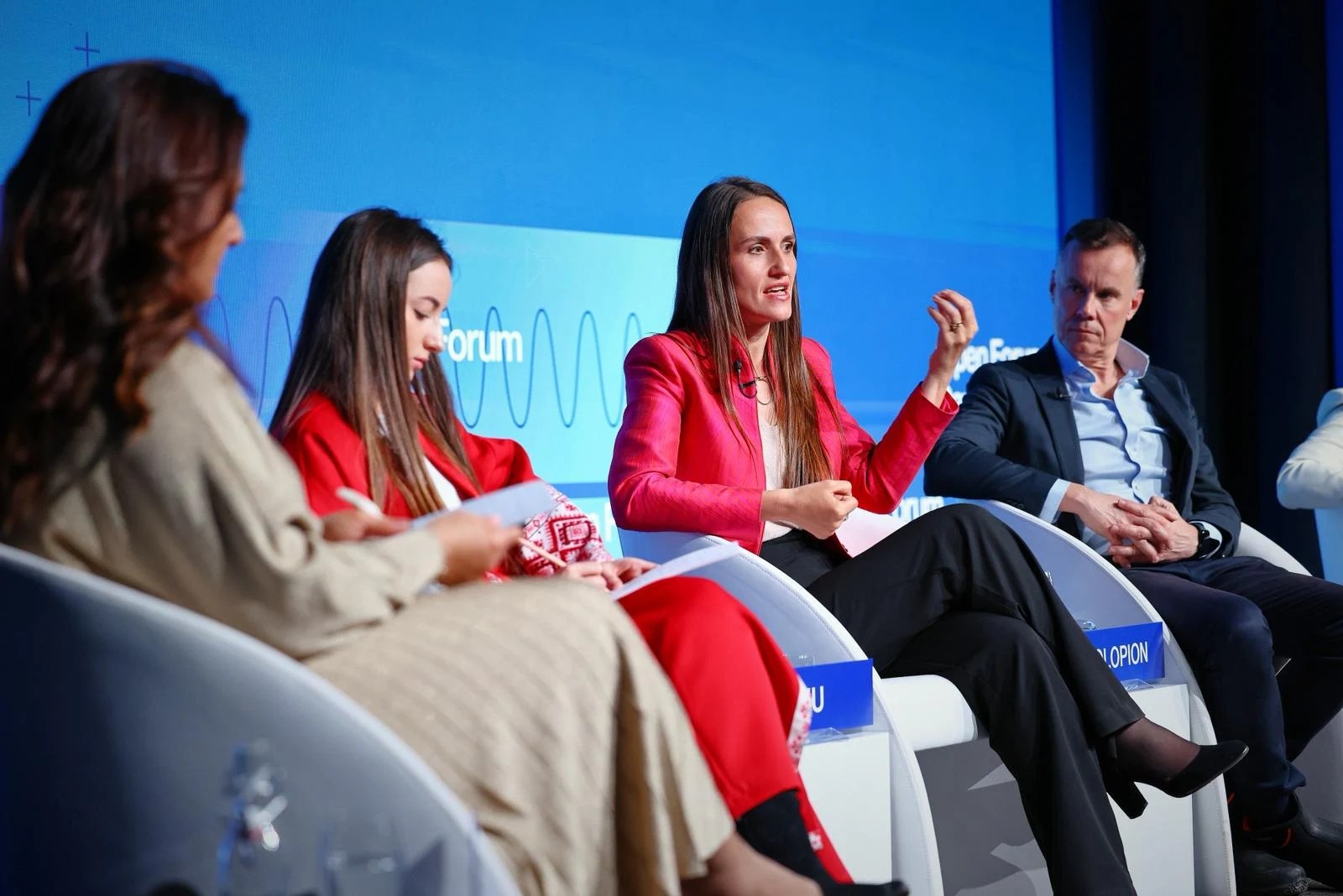 Ministrul Oana Țoiu vorbind la un microfon în conferință, subliniind relațiile transatlantice, NATO și sprijin Ucraina în contextul securității europene. | sursa foto: Adevarul Ministrul Oana Țoiu vorbind la un microfon în conferință, subliniind relațiile transatlantice, NATO și sprijin Ucraina în contextul securității europene. | sursa foto: Adevarul