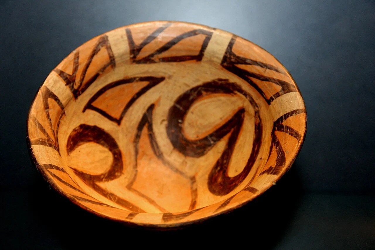 Ceramică pictată și figurine antropomorfe din civilizația Cucuteni-Trypillia, evidențiind patrimoniul UNESCO și arheologia preistorică. | sursa foto: Historia Ceramică pictată și figurine antropomorfe din civilizația Cucuteni-Trypillia, evidențiind patrimoniul UNESCO și arheologia preistorică. | sursa foto: Historia