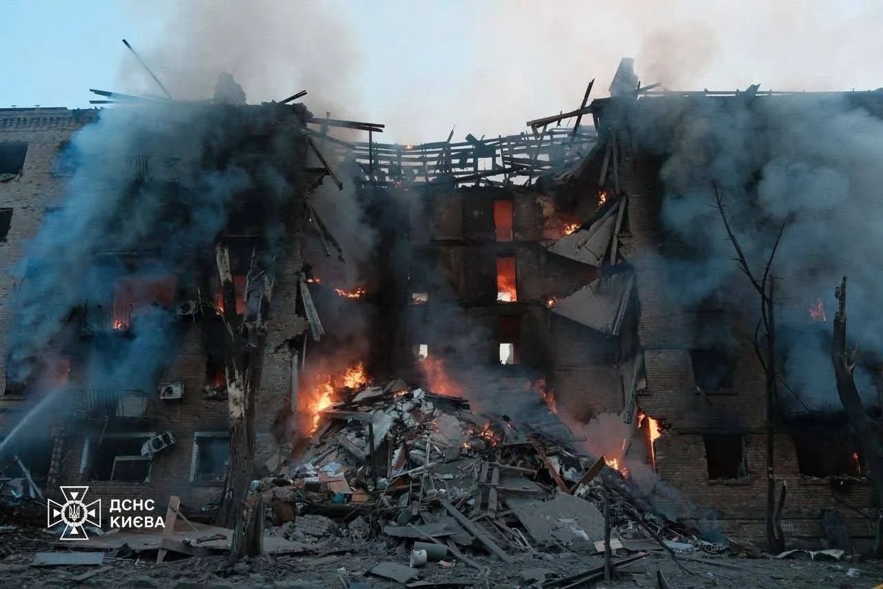Clădirea avariată a Ministerului de Externe din Kiev după atac rusesc Kiev cu drone Shahed și lovirea infrastructurii apă Ucraina în noaptea de 24 mai | sursa foto: Adevarul Clădirea avariată a Ministerului de Externe din Kiev după atac rusesc Kiev cu drone Shahed și lovirea infrastructurii apă Ucraina în noaptea de 24 mai | sursa foto: Adevarul