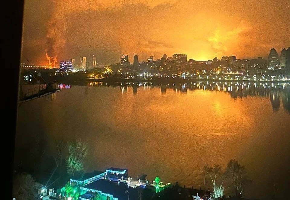 Orașul Dnipro cu clădiri industriale și rezidențiale, în contextul ofensivei ruse și sosirii refugiaților din Donbas în 2026. | sursa foto: Adevarul Orașul Dnipro cu clădiri industriale și rezidențiale, în contextul ofensivei ruse și sosirii refugiaților din Donbas în 2026. | sursa foto: Adevarul