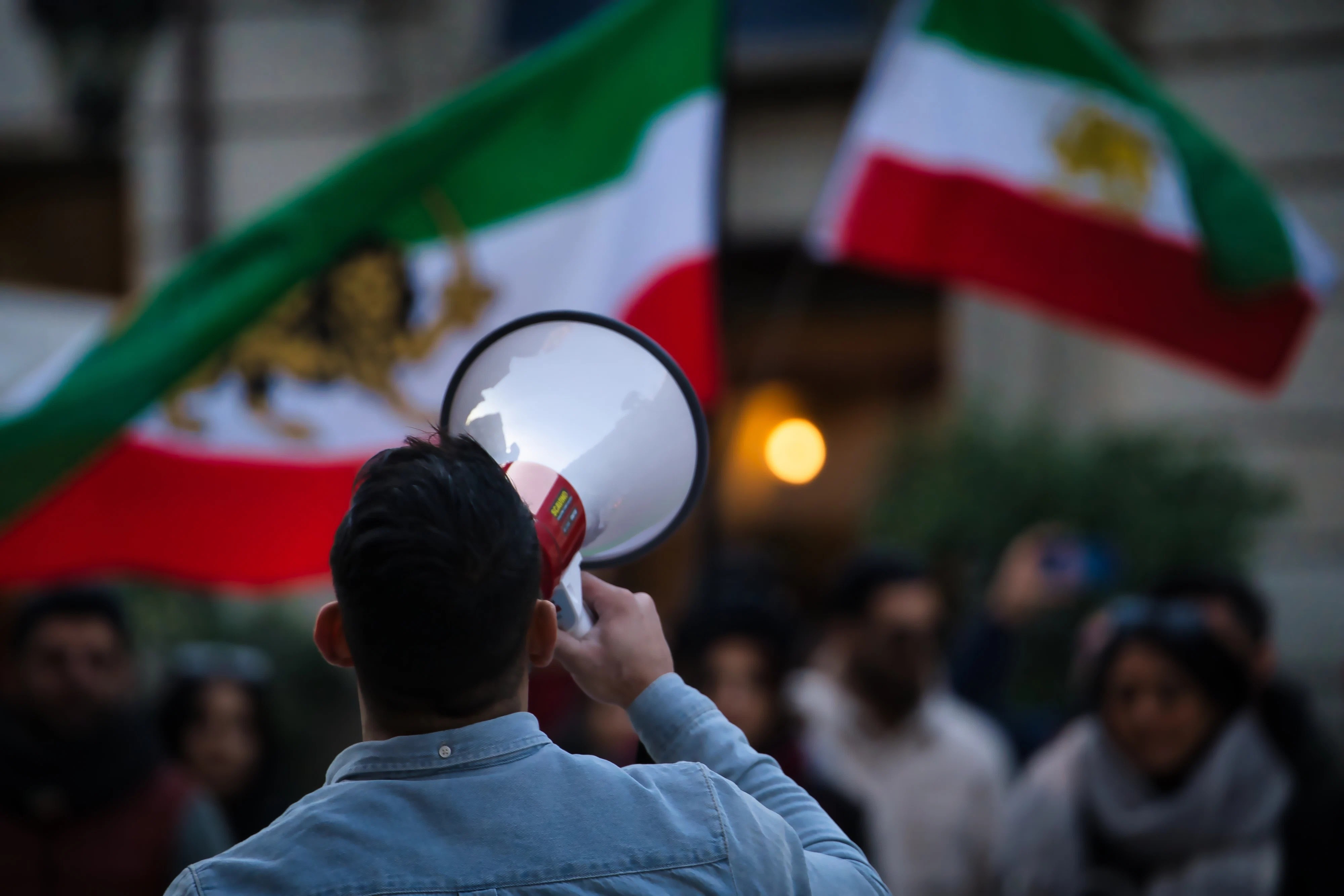 Deținuți politici în închisoarea Rajai Shahr din Iran, în contextul execuțiilor Iran și încălcărilor drepturilor omului recente. | sursa foto: Adevarul Deținuți politici în închisoarea Rajai Shahr din Iran, în contextul execuțiilor Iran și încălcărilor drepturilor omului recente. | sursa foto: Adevarul