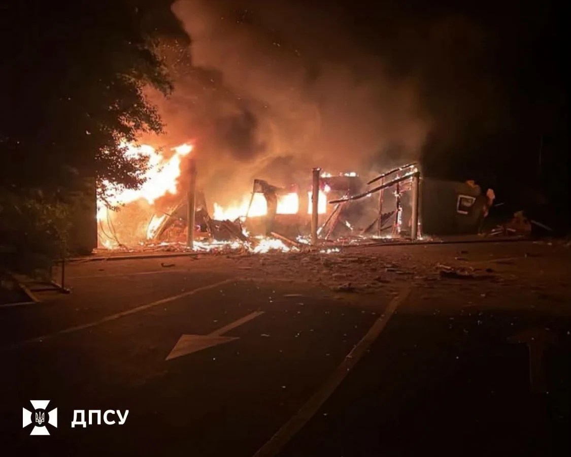 Drone Shahed în zbor deasupra punctului de trecere Vinogradovka afectat de atac dronă granița Moldova, puncte trecere suspendate, securitate frontieră. | sursa foto: Adevarul Drone Shahed în zbor deasupra punctului de trecere Vinogradovka afectat de atac dronă granița Moldova, puncte trecere suspendate, securitate frontieră. | sursa foto: Adevarul