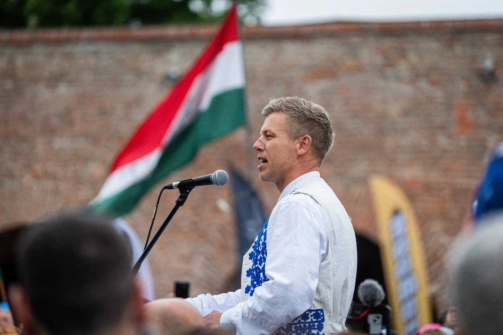 Viktor Orbán vorbind la un miting electoral în Budapesta, în contextul alegerilor Ungaria și relațiilor internaționale Ungaria. | sursa foto: Adevarul Viktor Orbán vorbind la un miting electoral în Budapesta, în contextul alegerilor Ungaria și relațiilor internaționale Ungaria. | sursa foto: Adevarul