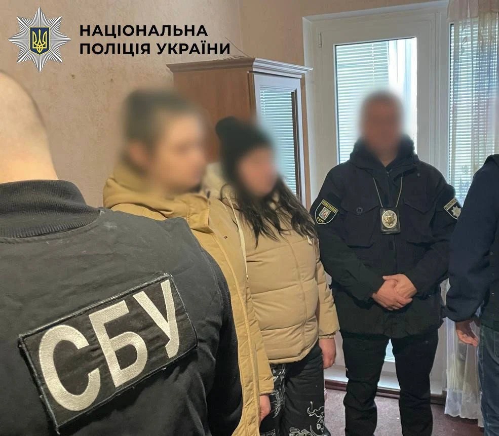 Serviciul de Securitate al Ucrainei prezentând dovezi din dosarul atentat terorist Kiev dejucat, legat de rețea teroristă rusă cu două tinere reținute. | sursa foto: Adevarul Serviciul de Securitate al Ucrainei prezentând dovezi din dosarul atentat terorist Kiev dejucat, legat de rețea teroristă rusă cu două tinere reținute. | sursa foto: Adevarul