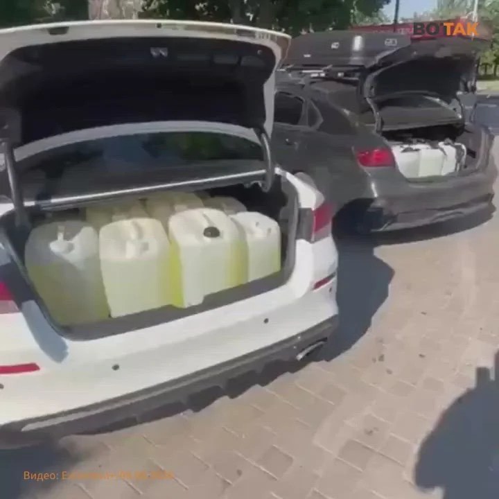 Mașini civile încărcate cu canistre de combustibil transportând resurse pentru armata rusă în sudul Ucrainei, afectate de atacuri drone Ucraina și penurie combustibil Crimeea. | sursa foto: Adevarul Mașini civile încărcate cu canistre de combustibil transportând resurse pentru armata rusă în sudul Ucrainei, afectate de atacuri drone Ucraina și penurie combustibil Crimeea. | sursa foto: Adevarul