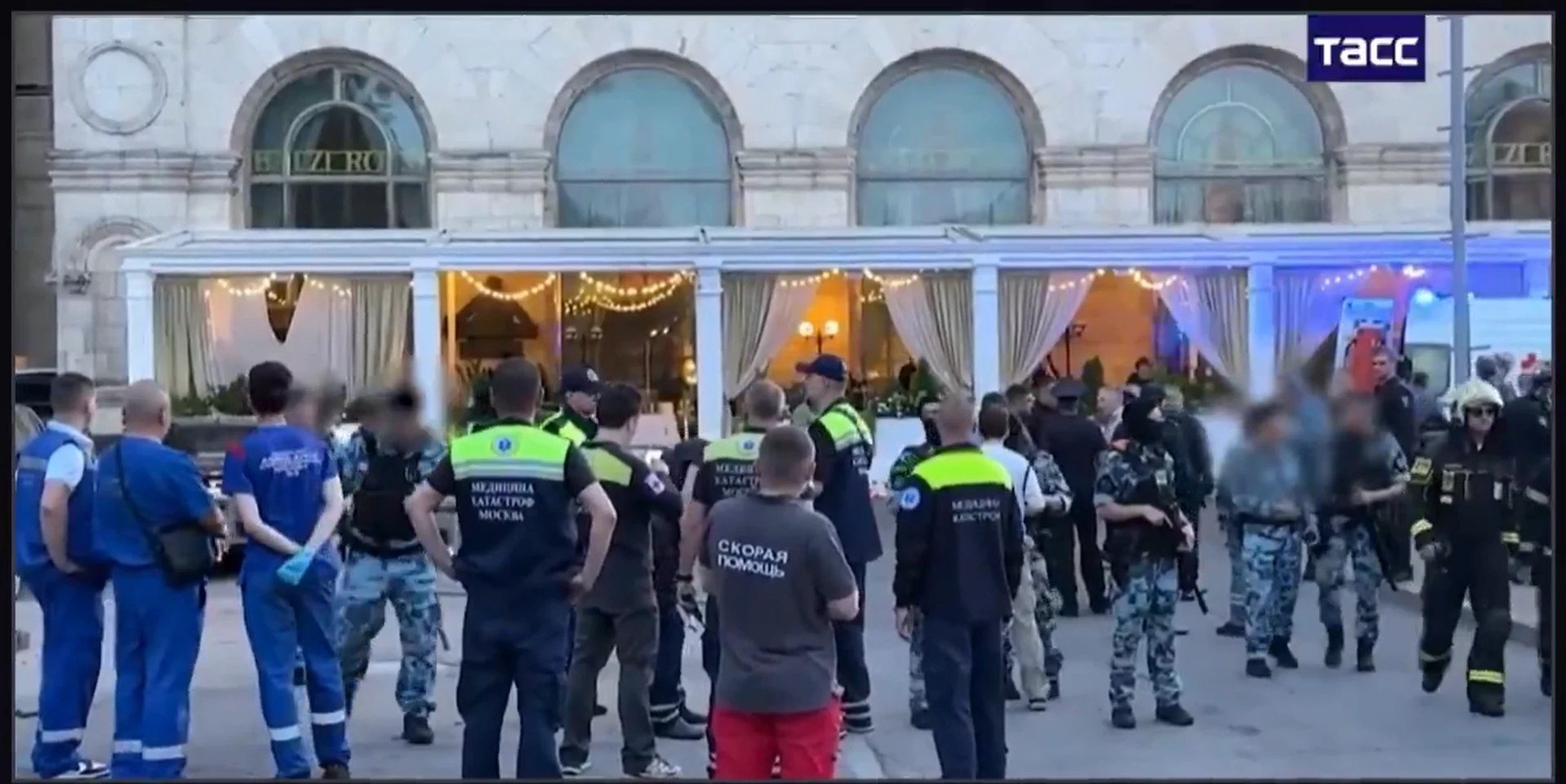 Echipaje de pompieri și ambulanțe la fața locului după explozia unui dispozitiv exploziv artizanal în cafenea din Moscova cu victime explozie multiple. | sursa foto: Adevarul Echipaje de pompieri și ambulanțe la fața locului după explozia unui dispozitiv exploziv artizanal în cafenea din Moscova cu victime explozie multiple. | sursa foto: Adevarul
