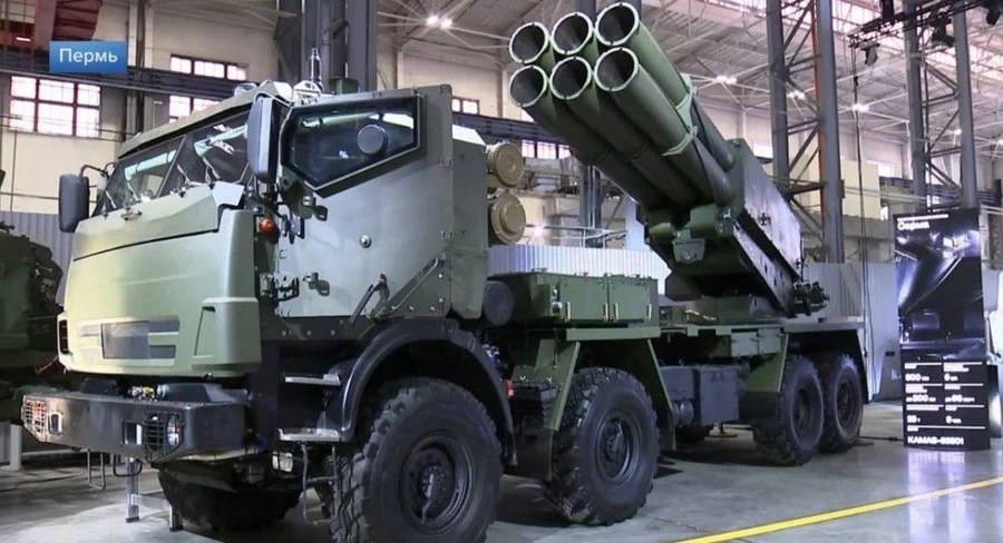 Sistemul Sarma rachete pe șasiu KamAZ cu lansator cu șase tuburi similar HIMARS, pregătit pentru lansarea rachetelor GMLRS. | sursa foto: Adevarul Sistemul Sarma rachete pe șasiu KamAZ cu lansator cu șase tuburi similar HIMARS, pregătit pentru lansarea rachetelor GMLRS. | sursa foto: Adevarul