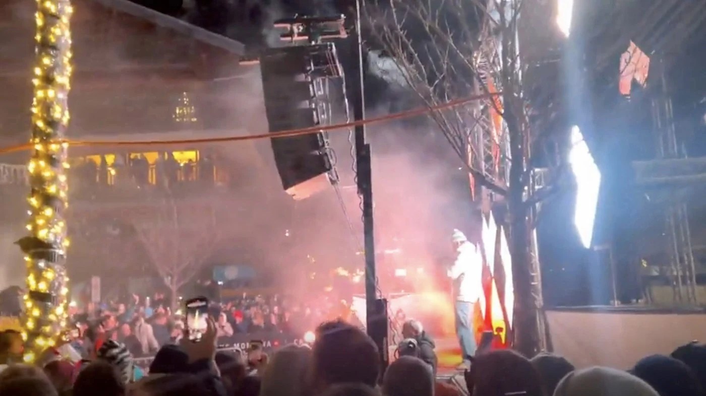 Supraviețuitori incendiu Crans-Montana evacuați din barul Le Constellation cu arsuri grave și ajutor medical în zona afectată de incendiu. | sursa foto: Adevarul Supraviețuitori incendiu Crans-Montana evacuați din barul Le Constellation cu arsuri grave și ajutor medical în zona afectată de incendiu. | sursa foto: Adevarul