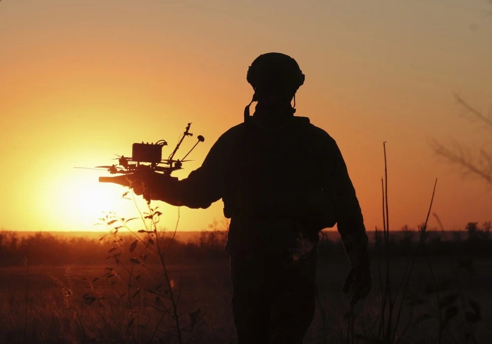 Tineri piloți drone Ucraina operează drone în păduri înghețate, parte din strategia militară cu impact psihologic asupra lor. | sursa foto: Adevarul Tineri piloți drone Ucraina operează drone în păduri înghețate, parte din strategia militară cu impact psihologic asupra lor. | sursa foto: Adevarul