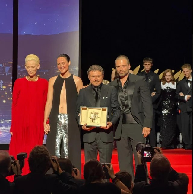 Cristian Mungiu primind Palme d’Or pentru filmul Fjord la Festivalul de la Cannes, în timpul ceremoniei oficiale de premiere. | sursa foto: Adevarul Cristian Mungiu primind Palme d’Or pentru filmul Fjord la Festivalul de la Cannes, în timpul ceremoniei oficiale de premiere. | sursa foto: Adevarul