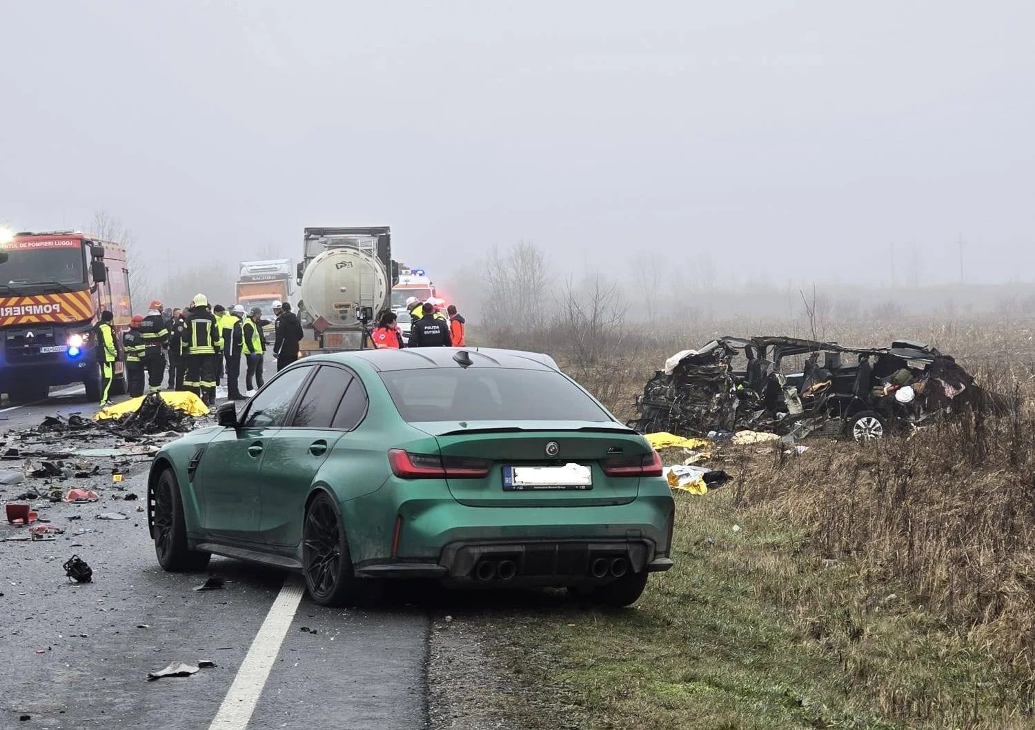 Microbuz avariat pe marginea drumului în Timiș după accident cu suporteri greci, cu sistemul Lane Assist activat pe bord. | sursa foto: Click Microbuz avariat pe marginea drumului în Timiș după accident cu suporteri greci, cu sistemul Lane Assist activat pe bord. | sursa foto: Click