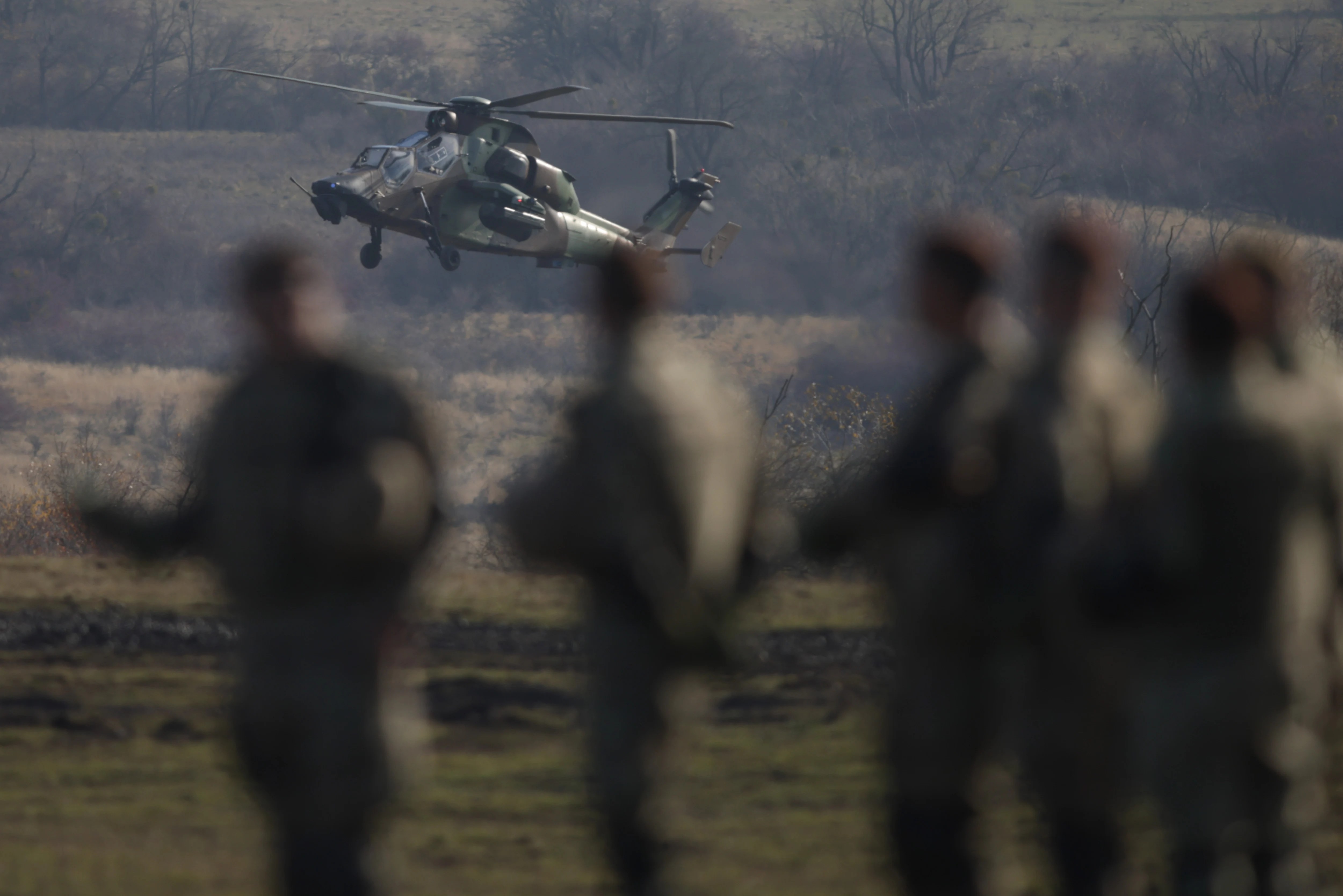 Drone militare zburând deasupra terenului de exerciții militare NATO în Estonia, simulând scenarii de război modern cu atacuri coordonate. | sursa foto: Adevarul Drone militare zburând deasupra terenului de exerciții militare NATO în Estonia, simulând scenarii de război modern cu atacuri coordonate. | sursa foto: Adevarul