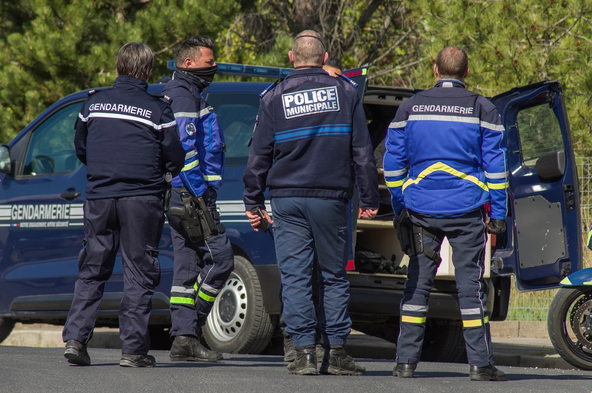 Polițiști mobilizați patrulează pe străzile Parisului în noaptea de Revelion, în contextul alertei teroriste și măsurilor de securitate sporite. | sursa foto: Adevarul Polițiști mobilizați patrulează pe străzile Parisului în noaptea de Revelion, în contextul alertei teroriste și măsurilor de securitate sporite. | sursa foto: Adevarul