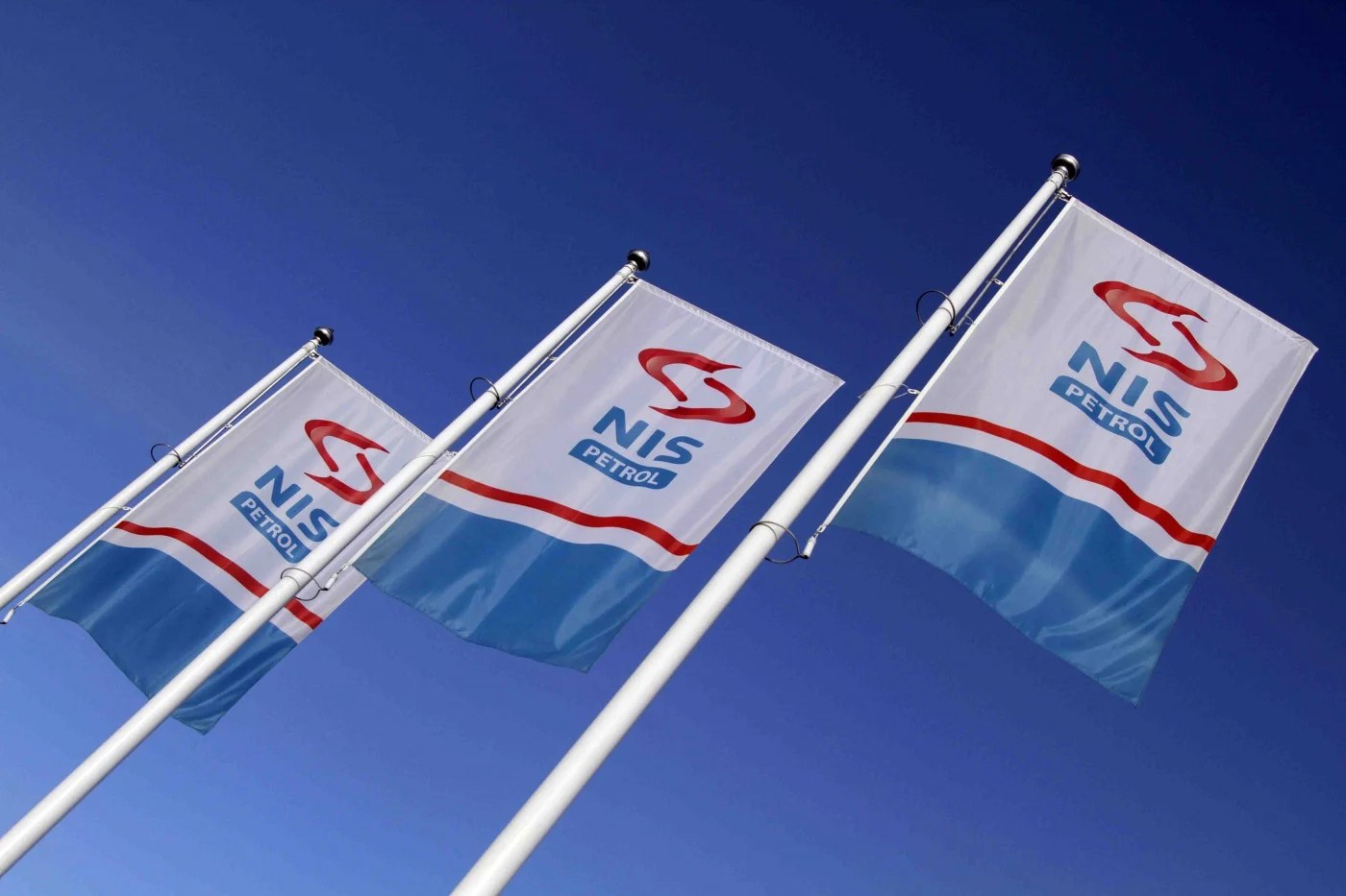 Sediul companiei petrolieră NIS în Serbia, simbol al presiunii politice Rusia și impactului asupra securității energetice Serbia. | sursa foto: Adevarul Sediul companiei petrolieră NIS în Serbia, simbol al presiunii politice Rusia și impactului asupra securității energetice Serbia. | sursa foto: Adevarul