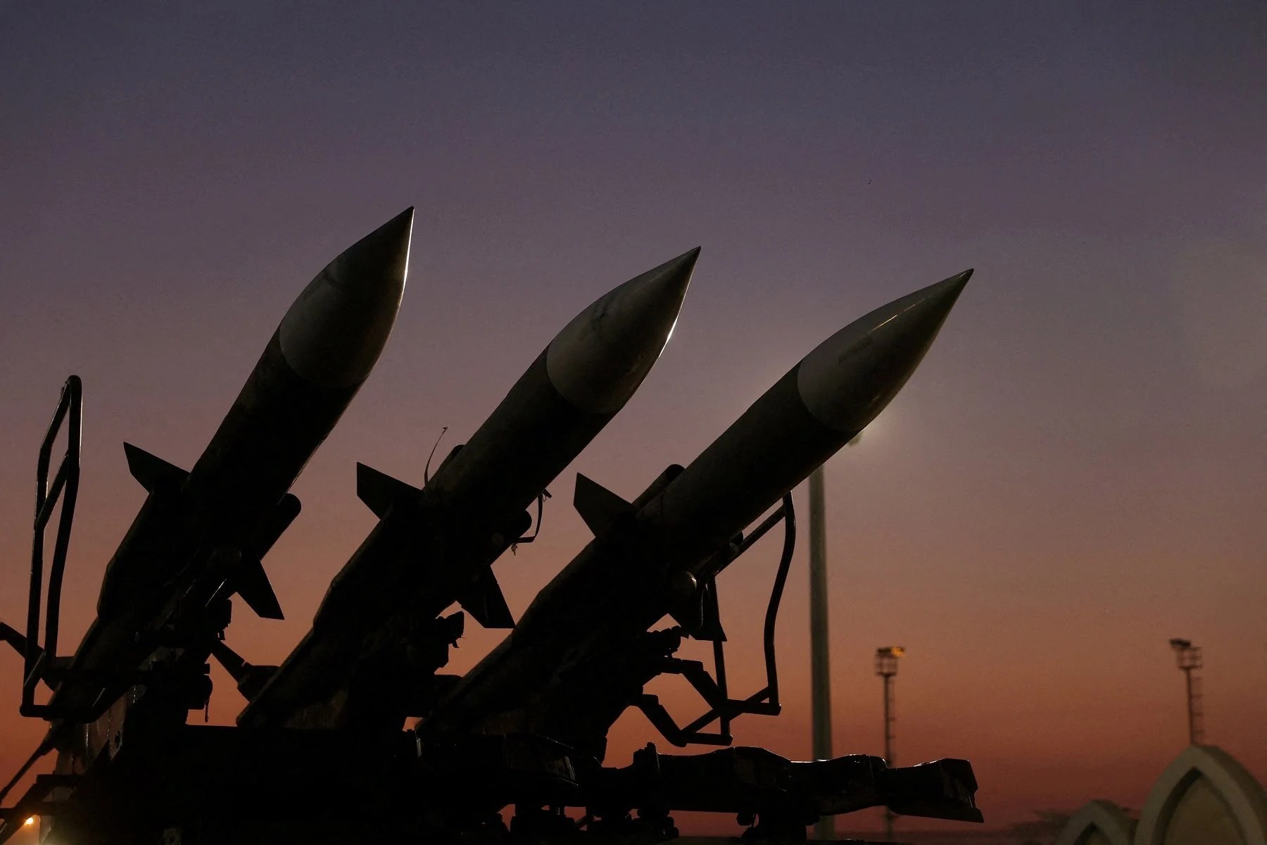 Sistem de apărare american interceptând rachete balistice Iran în apropierea Strâmtorii Ormuz, cu lansatoare și radaruri active. | sursa foto: Adevarul Sistem de apărare american interceptând rachete balistice Iran în apropierea Strâmtorii Ormuz, cu lansatoare și radaruri active. | sursa foto: Adevarul