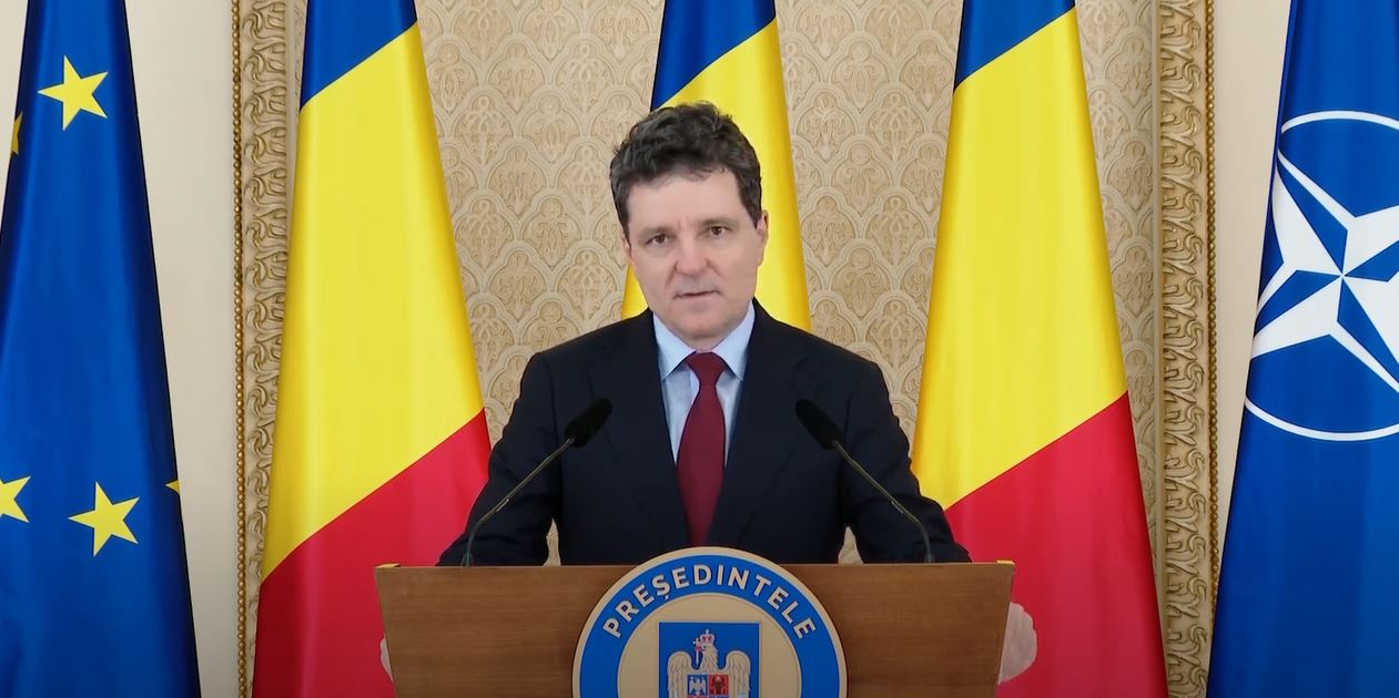 Nicușor Dan însoțit de agenți SPP în timpul unei conferințe de presă privind amenințările și măsurile de securitate activate de poliție. | sursa foto: WowBiz Nicușor Dan însoțit de agenți SPP în timpul unei conferințe de presă privind amenințările și măsurile de securitate activate de poliție. | sursa foto: WowBiz