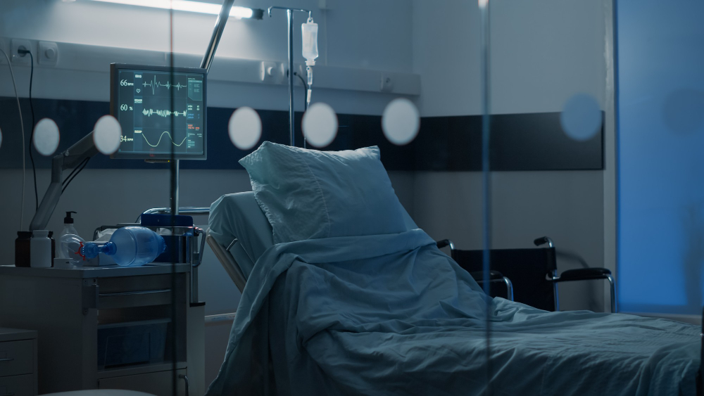 Pacienți cu forme severe gripă nouă așteaptă în holul aglomerat al unui spital plin din România, personal medical în acțiune. | sursa foto: WowBiz Pacienți cu forme severe gripă nouă așteaptă în holul aglomerat al unui spital plin din România, personal medical în acțiune. | sursa foto: WowBiz