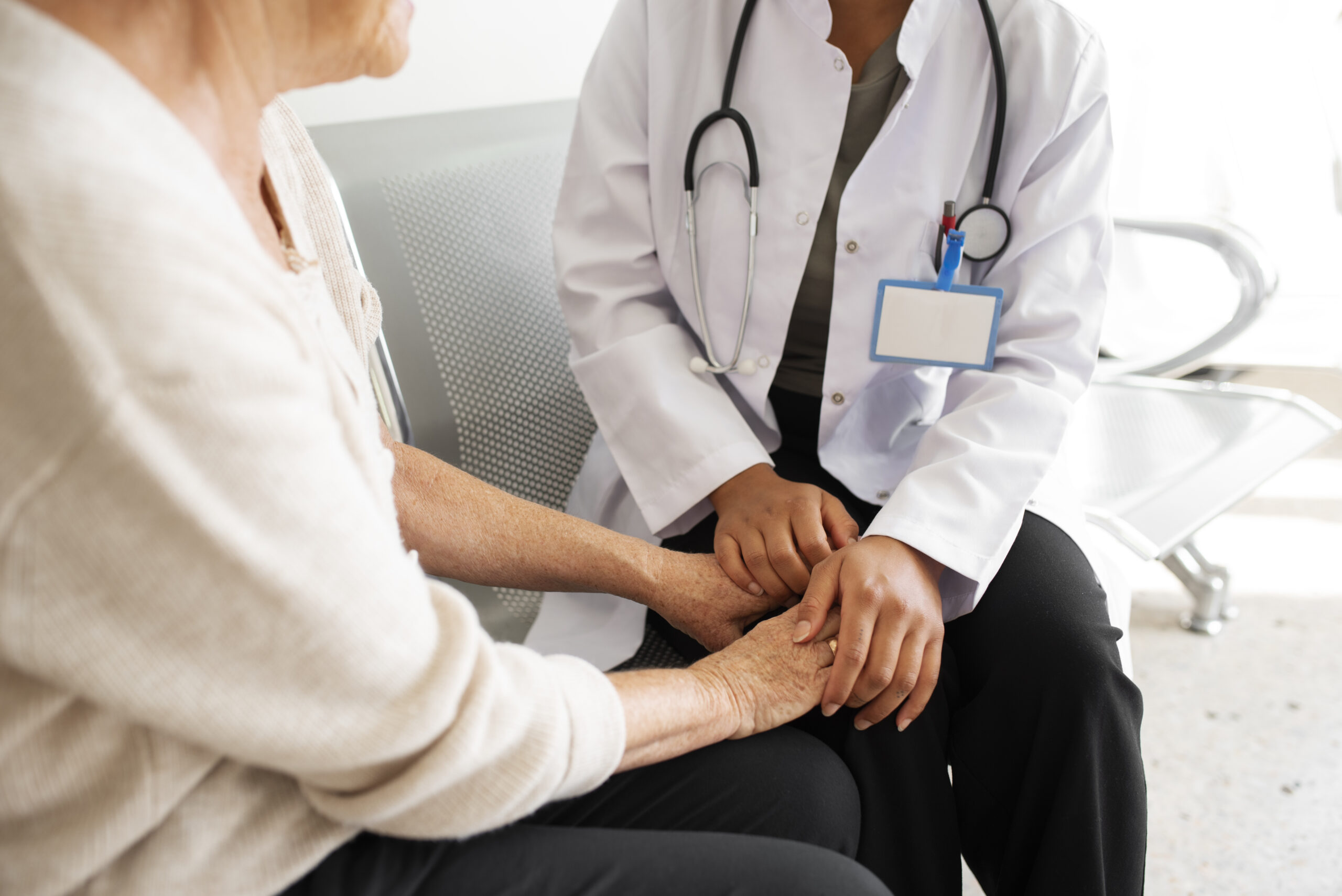 Medic discutând cu pacient într-un cabinet modern, explicând dreptul la a doua opinie medicală conform noii legi drept pacient în sistem asigurări medicale. | sursa foto: WowBiz Medic discutând cu pacient într-un cabinet modern, explicând dreptul la a doua opinie medicală conform noii legi drept pacient în sistem asigurări medicale. | sursa foto: WowBiz