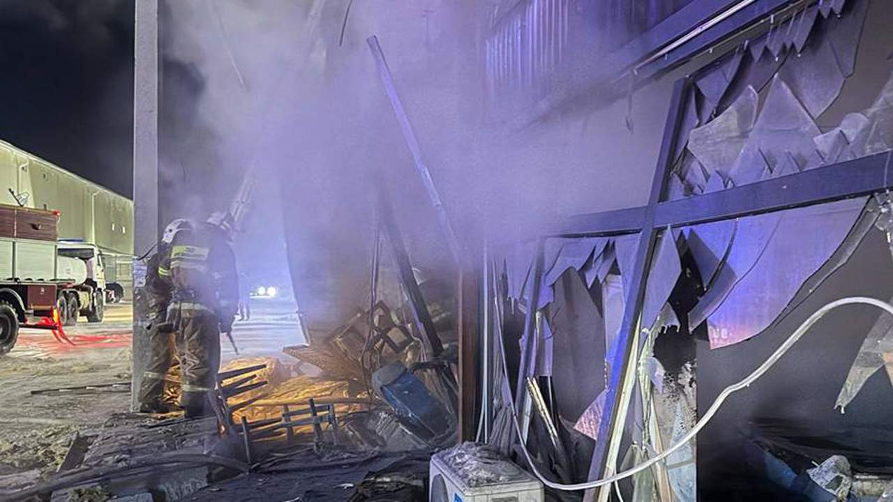 Fațada distrusă a unei cafenele din Kazahstan după explozie cafenea Kazahstan, cu urme de incendiu gaz și intervenția serviciilor de urgență pentru victime explozie. | sursa foto: WowBiz Fațada distrusă a unei cafenele din Kazahstan după explozie cafenea Kazahstan, cu urme de incendiu gaz și intervenția serviciilor de urgență pentru victime explozie. | sursa foto: WowBiz