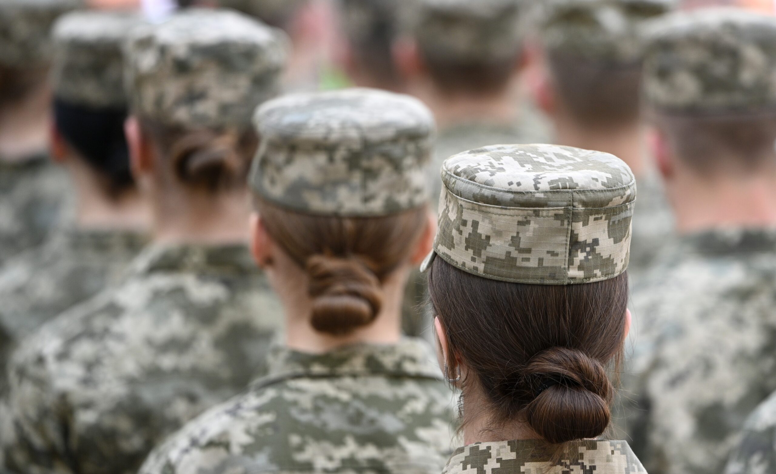 Femei soldat în uniformă de luptă în Estonia, simbolizând serviciul militar obligatoriu femei pentru a contracara declinul demografic Estonia și întări armată NATO femei. | sursa foto: WowBiz Femei soldat în uniformă de luptă în Estonia, simbolizând serviciul militar obligatoriu femei pentru a contracara declinul demografic Estonia și întări armată NATO femei. | sursa foto: WowBiz