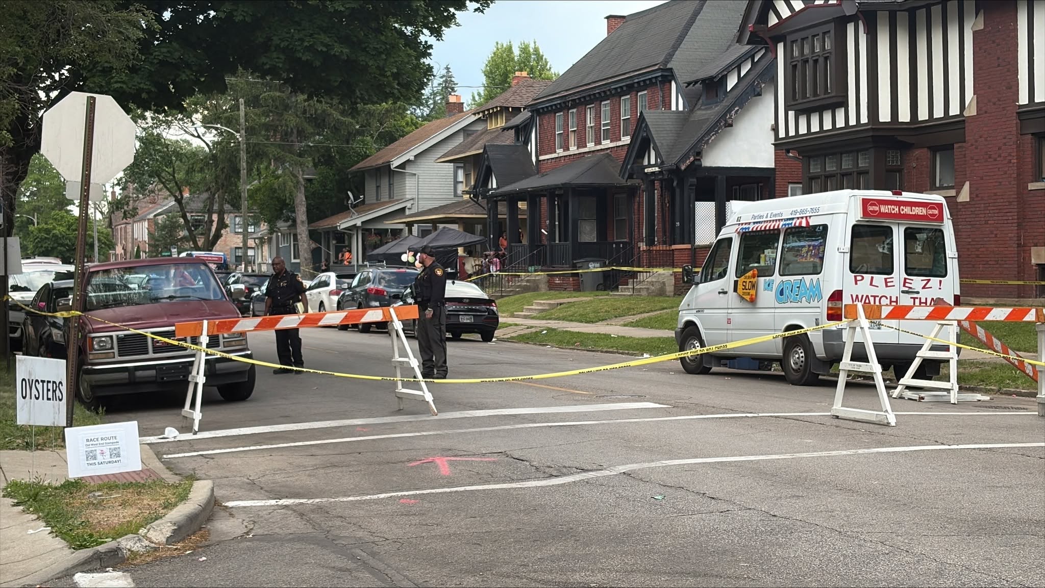 Mulțime panicată la festivalul Old West End din Toledo după atac armat, poliția izolând zona pentru anchetă și victime asistate medical. | sursa foto: WowBiz Mulțime panicată la festivalul Old West End din Toledo după atac armat, poliția izolând zona pentru anchetă și victime asistate medical. | sursa foto: WowBiz