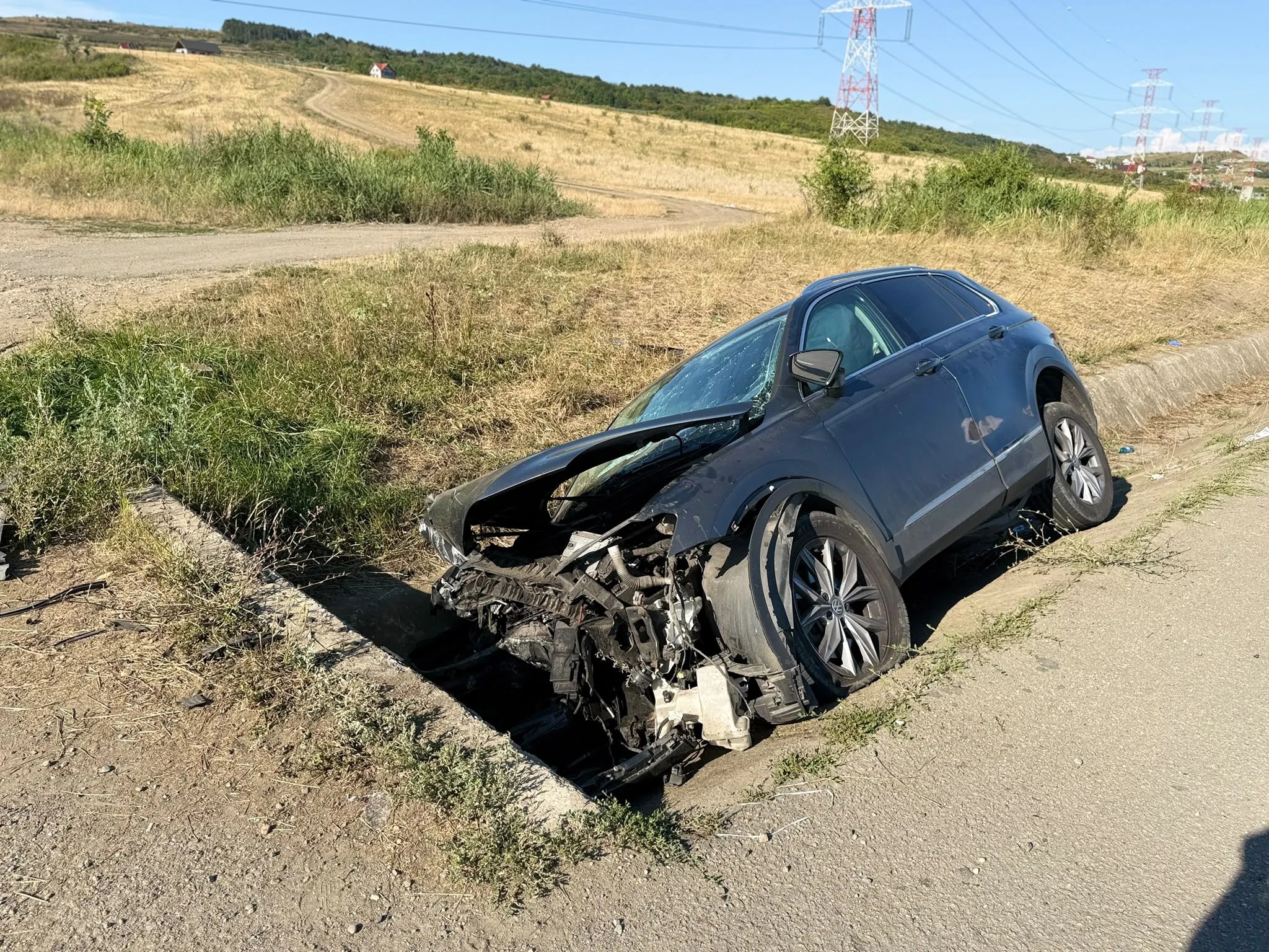 Echipaj medical resuscitând copii la locul accidentului rutier Cluj, polițiști efectuând anchetă în zonă după impact violent | sursa foto: WowBiz Echipaj medical resuscitând copii la locul accidentului rutier Cluj, polițiști efectuând anchetă în zonă după impact violent | sursa foto: WowBiz