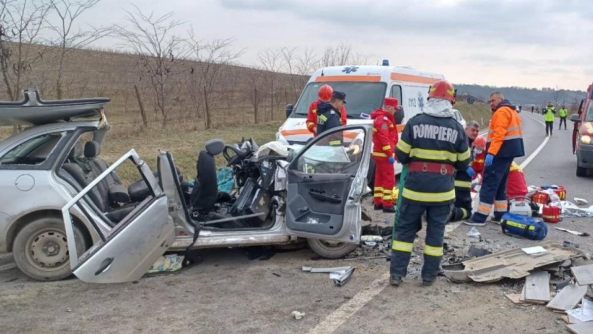 Două autoturisme avariate grav pe DN6 în Caraș-Severin, echipaje de poliție și salvare la fața locului, blocaj trafic complet | sursa foto: WowBiz Două autoturisme avariate grav pe DN6 în Caraș-Severin, echipaje de poliție și salvare la fața locului, blocaj trafic complet | sursa foto: WowBiz