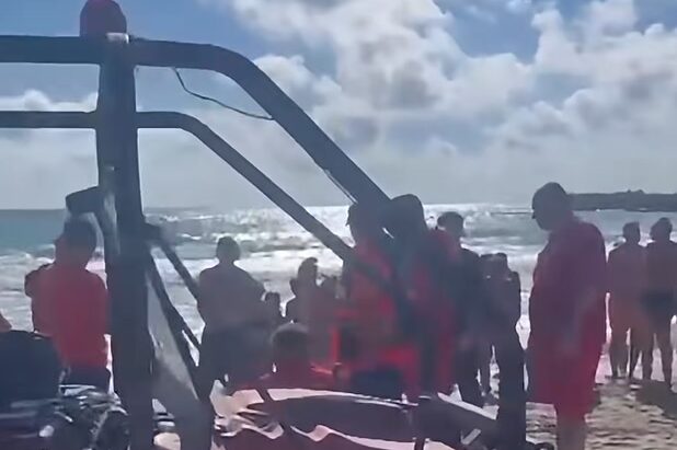 Echipaj SMURD și scafandri militari în intervenție salvatori pe litoralul Constanței pentru căutare adolescent dispărut în mare după un înec litoral. | sursa foto: WowBiz Echipaj SMURD și scafandri militari în intervenție salvatori pe litoralul Constanței pentru căutare adolescent dispărut în mare după un înec litoral. | sursa foto: WowBiz
