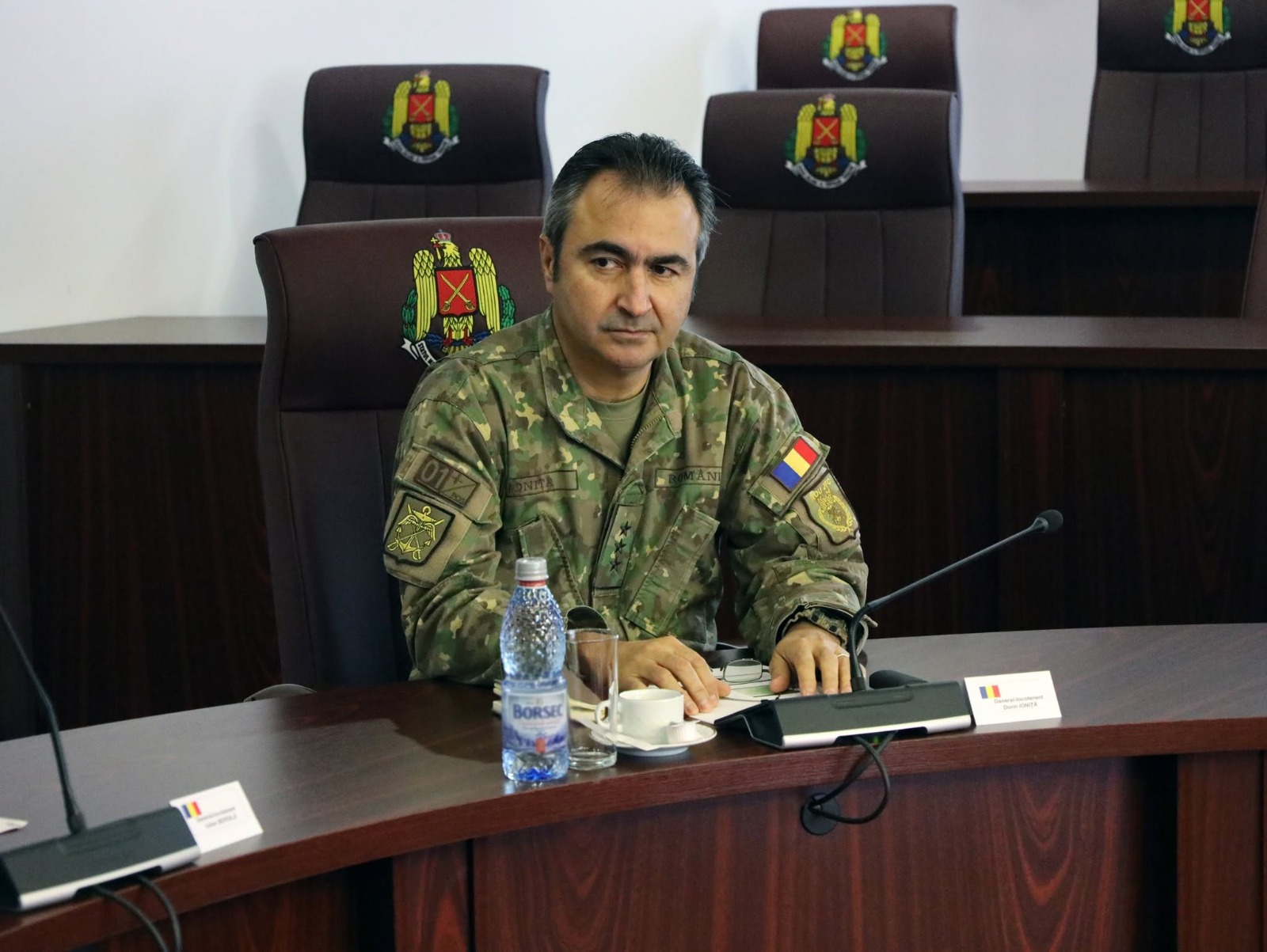 General Dorin Ioniță în uniformă militară, în contextul unei certuri conjugale și a unui ordin de protecție provizoriu emis recent. | sursa foto: WowBiz General Dorin Ioniță în uniformă militară, în contextul unei certuri conjugale și a unui ordin de protecție provizoriu emis recent. | sursa foto: WowBiz