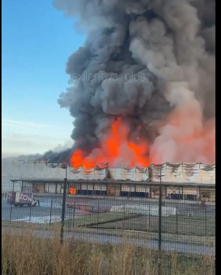 Incendii puternice la rafinăria de petrol din Saratov după atac cu drone Rusia, cu flăcări și fum dens pe cerul nopții | sursa foto: WowBiz Incendii puternice la rafinăria de petrol din Saratov după atac cu drone Rusia, cu flăcări și fum dens pe cerul nopții | sursa foto: WowBiz