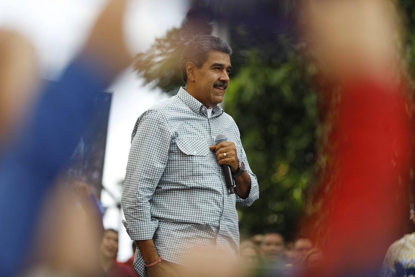 Nicolas Maduro vorbind la un microfon în fața drapelului Venezuelei, discutând sancțiuni petroliere și situația deținuților politici. | sursa foto: HotNews Nicolas Maduro vorbind la un microfon în fața drapelului Venezuelei, discutând sancțiuni petroliere și situația deținuților politici. | sursa foto: HotNews